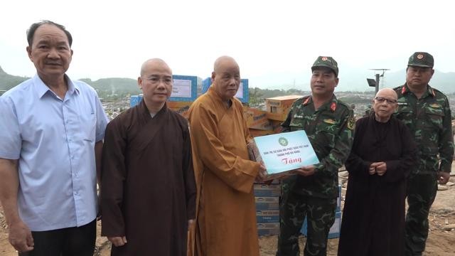 Hòa thượng Thích Thiện Toàn trao quà đến đại diện các cán bộ chiến sĩ bộ đội Hòa thượng Thích Thiện Toàn trao quà đến đại diện các cán bộ chiến sĩ bộ đội