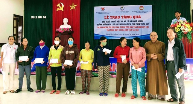 Đoàn từ thiện chùa Cẩm Phong cho bà con xã Quảng Công, Quảng Ngạn Đoàn từ thiện chùa Cẩm Phong cho bà con xã Quảng Công, Quảng Ngạn