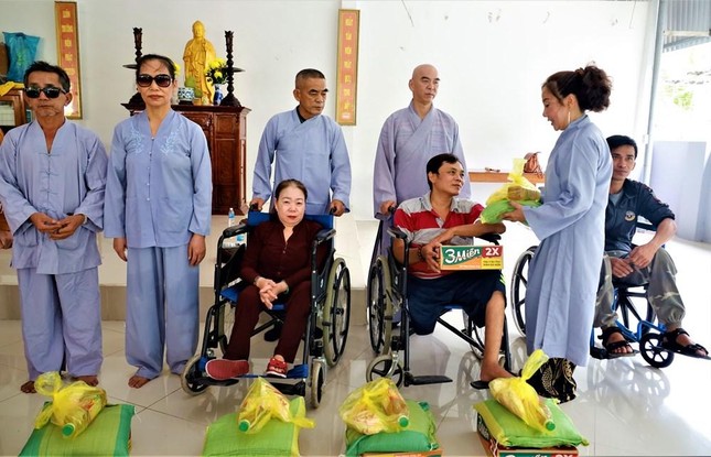 Gia đình Phật tử Nguyễn Thị Mai Khanh trao quà cho người mù và người khuyết tật