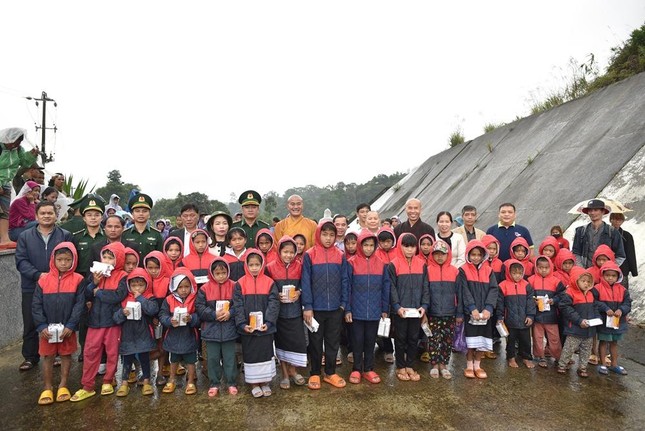 Đoàn Ban Trị sự huyện A Lưới trao quà cho học sinh Lào