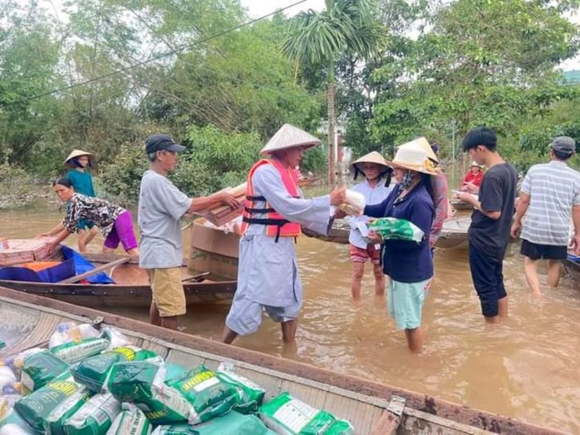 Thượng tọa Thích Thiện Quý đã trao tặng quà đến người dân vùng bão lũ 4 tỉnh miền Trung