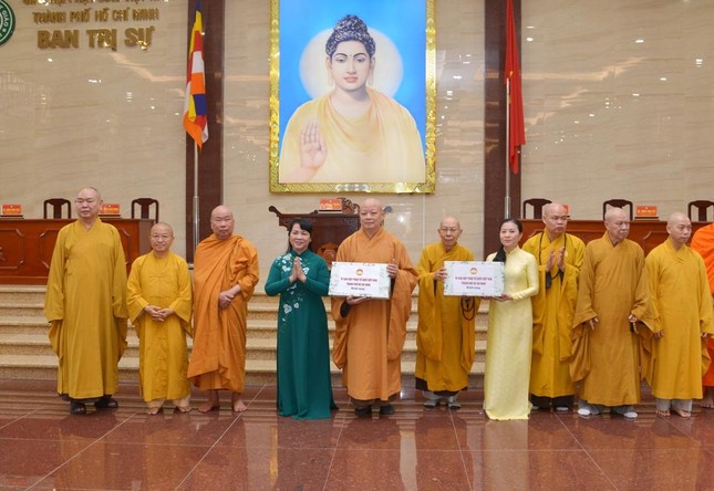 Bà Trần Kim Yến tặng quà đến chư tôn đức Ban Trị sự GHPGVN TP.HCM nhân Kỷ niệm 41 năm ngày thành lập GHPGVN, 40 năm thành lập GHPGVN TP.HCM
