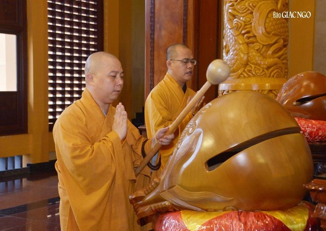 Bố-tát là ngày định kỳ thuyết giới, cùng nhắc nhở nhau về giới pháp của hành giả xuất gia Bố-tát là ngày định kỳ thuyết giới, cùng nhắc nhở nhau về giới pháp của hành giả xuất gia