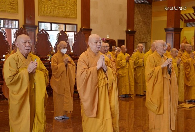 Bố-tát, thính giới định kỳ nhằm sống tỉnh thức với những lời Đức Phật dạy Bố-tát, thính giới định kỳ nhằm sống tỉnh thức với những lời Đức Phật dạy