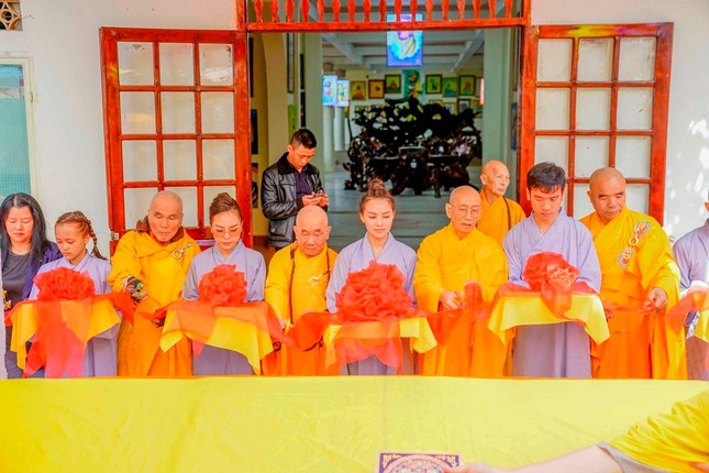 Cắt băng khai mạc phòng triển lãm