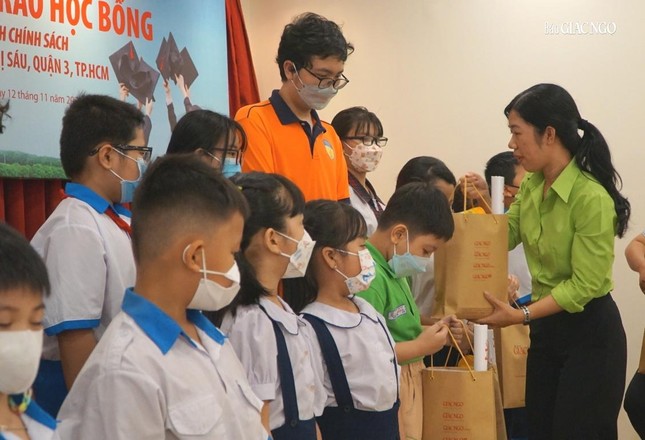 Đại diện Công ty Trà Hùng Phát trao quà đến học sinh