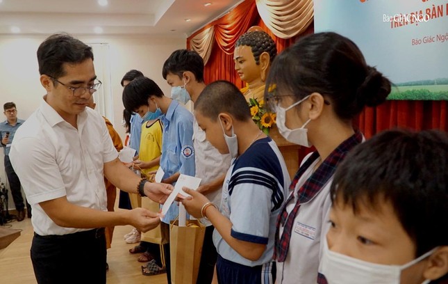 Trao học bổng đến học sinh thuộc gia đình chính sách khó khăn