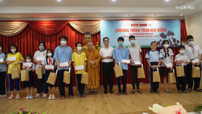 Chụp ảnh lưu niệm cùng các em học sinh