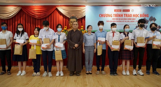 Thượng tọa Thích Tâm Hải, bà Trần Thị Mỹ Hương trao học bổng cho học sinh