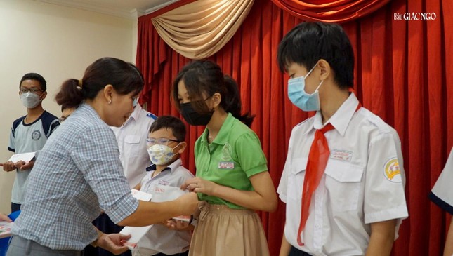 Bà Trần Thị Mỹ Hương trao học bổng