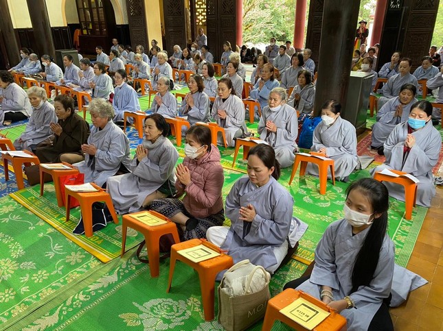 Phật tử đạo tràng chùa Linh Sơn trì tụng kinh cúng dường nhân lễ húy nhật