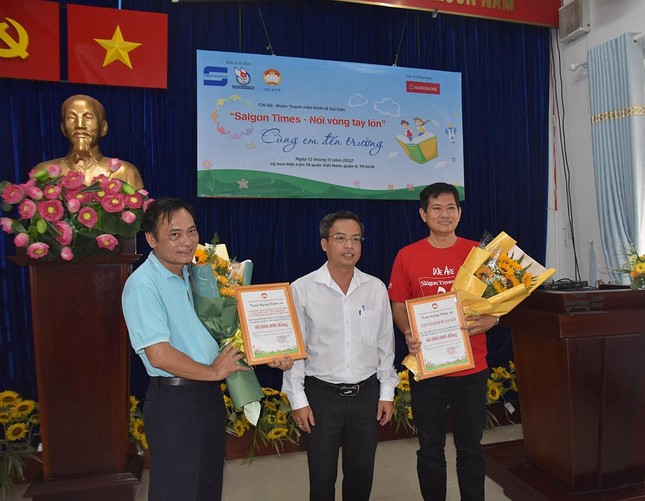 Ông Dương Tấn Lộc (giữa), Phó Chủ tịch Ủy ban MTTQVN quận 8 trao thư cảm ơn đến đại diện các đơn vị tài trợ - Ảnh: Hoàng Hà Ông Dương Tấn Lộc (giữa), Phó Chủ tịch Ủy ban MTTQVN quận 8 trao thư cảm ơn đến đại diện các đơn vị tài trợ - Ảnh: Hoàng Hà