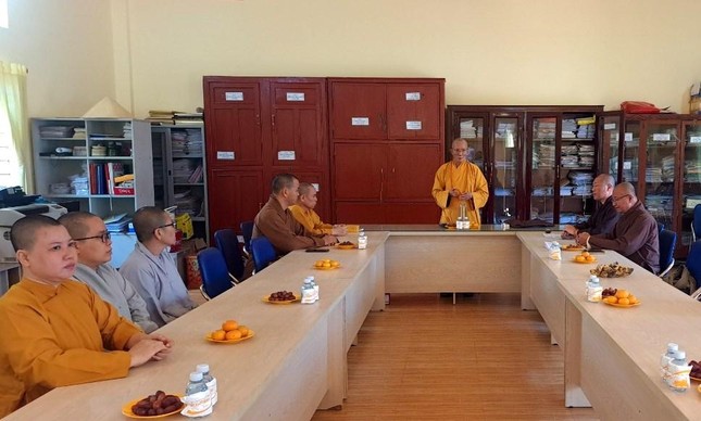 Hòa thượng Thích Huệ Trí, Trưởng ban Trị sự Phật giáo tỉnh phát biểu chỉ đạo đến Văn phòng Ban Trị sự Phật giáo tỉnh - Ảnh: Quảng Chuyên