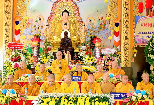 Hòa thượng Thích Huệ Thông chúc mừng và ân cần dặn dò Đại đức tân trụ trì Hòa thượng Thích Huệ Thông chúc mừng và ân cần dặn dò Đại đức tân trụ trì