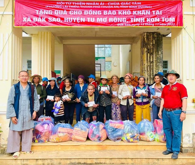 Hội trao quà đến bà con đồng bào khó khăn