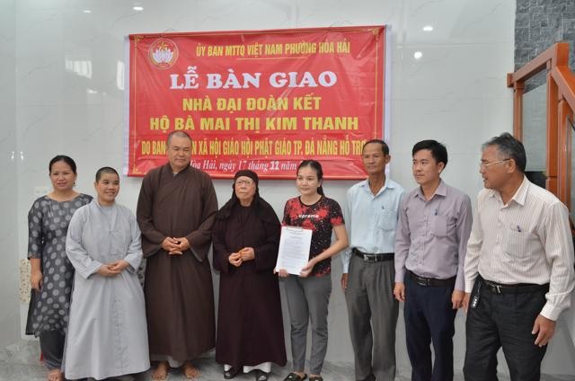 Đoàn bàn giao nhà đến gia đình chị Mai