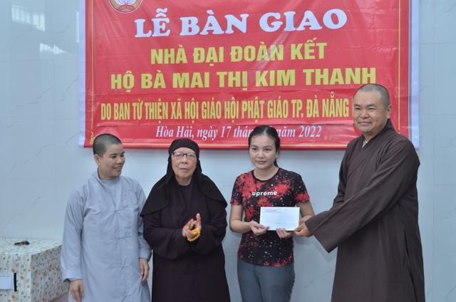 Thượng tọa Thích Pháp Châu trao quà đến gia đình