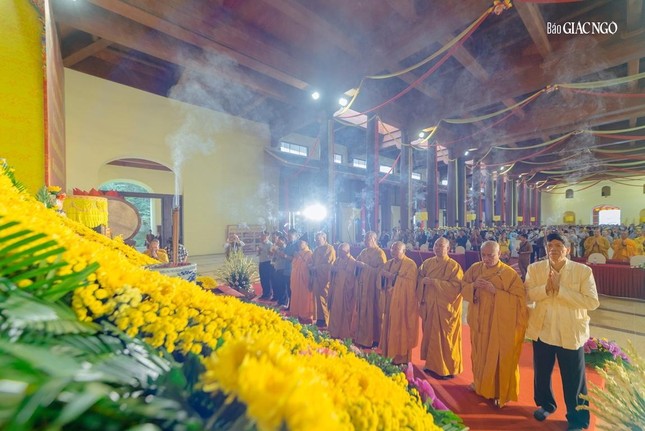 Chư tôn giáo phẩm GHPGVN, đại diện lãnh đạo tỉnh Quảng Ninh niêm hương tưởng niệm, tri ân Đức Phật hoàng Trần Nhân Tông Chư tôn giáo phẩm GHPGVN, đại diện lãnh đạo tỉnh Quảng Ninh niêm hương tưởng niệm, tri ân Đức Phật hoàng Trần Nhân Tông