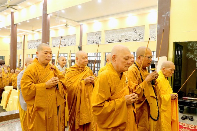 Chư tôn đức niêm hương tưởng niệm Đức Phật hoàng Trần Nhân Tông Chư tôn đức niêm hương tưởng niệm Đức Phật hoàng Trần Nhân Tông