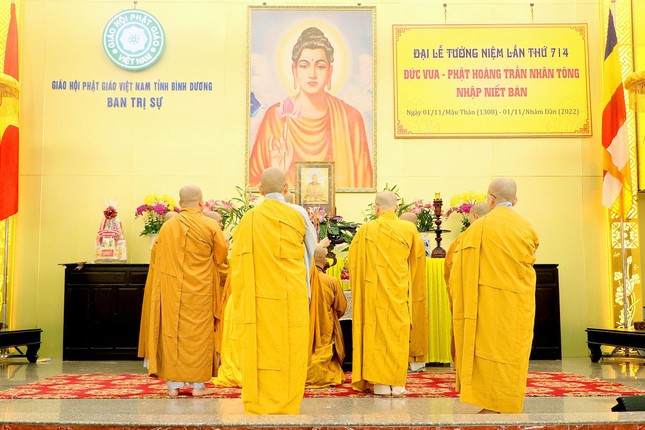 Chư tôn đức Tăng Ni niêm hương tưởng niệm Chư tôn đức Tăng Ni niêm hương tưởng niệm