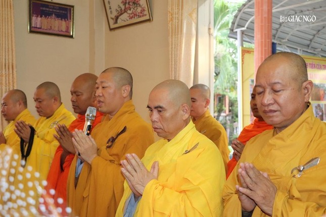 Chư tôn đức Thường trực Ban Trị sự tỉnh dâng nén tâm hương tưởng niệm Giác linh Hòa thượng Chư tôn đức Thường trực Ban Trị sự tỉnh dâng nén tâm hương tưởng niệm Giác linh Hòa thượng