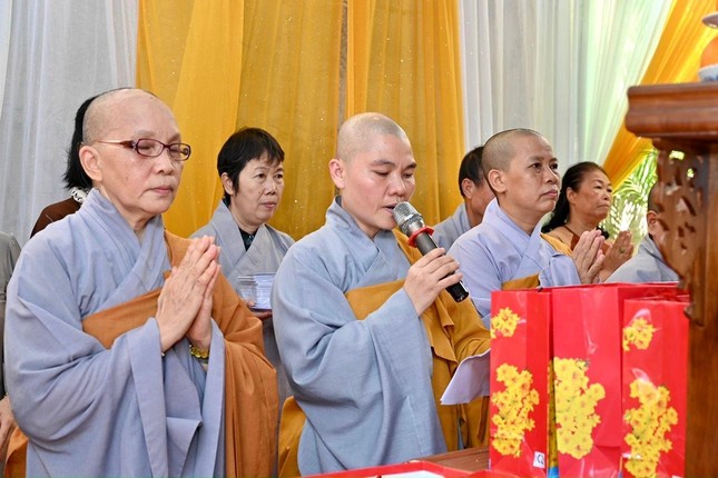 Sư cô Thích nữ Huệ Trí và môn đồ pháp quyến thành tâm tác bạch cúng đường Sư cô Thích nữ Huệ Trí và môn đồ pháp quyến thành tâm tác bạch cúng đường