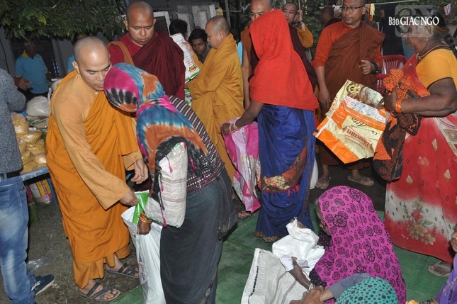 Đại đức Thích Giác Lâm trao quà đến người nghèo địa phương Đại đức Thích Giác Lâm trao quà đến người nghèo địa phương