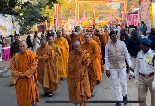 Đại đức Thích Giác Lâm cùng chư Tăng nhiễu tháp Đại đức Thích Giác Lâm cùng chư Tăng nhiễu tháp