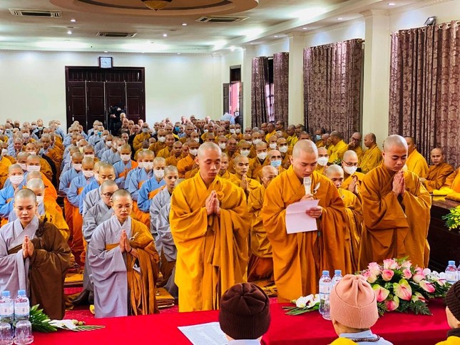 Đại diện giới tử đọc lời phát nguyện cần cầu thọ giới pháp