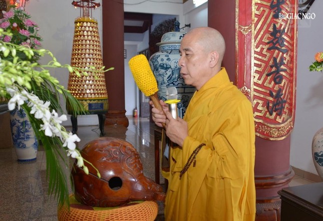 Thượng tọa Thích Quảng Chơn, Trưởng ban Nghi lễ TP.HCM duyệt chúng