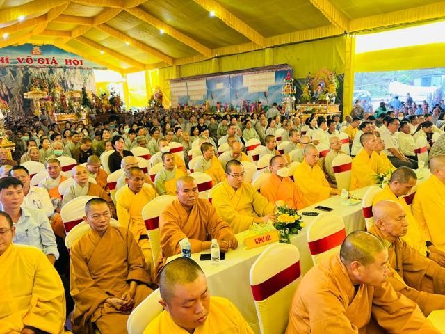 Chư tôn đức Tăng, Ni, Phật tử, đại diện chính quyền các cấp tham dự Chư tôn đức Tăng, Ni, Phật tử, đại diện chính quyền các cấp tham dự