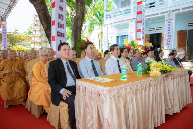 Đại diện lãnh đạo các cơ quan tỉnh, TP.Nha Trang tham dự