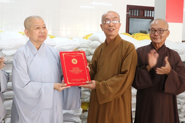 Ban Trị sự GHPGVN tỉnh Bến Tre đã trao quyết định chuẩn y thành viên Ban Từ thiện - xã hội GHPGVN tỉnh Bến Tre nhiệm kỳ 2022-2027 đến Ni sư Thích nữ Như Diệu được suy cử đảm nhiệm Phó Trưởng ban Ban Trị sự GHPGVN tỉnh Bến Tre đã trao quyết định chuẩn y thành viên Ban Từ thiện - xã hội GHPGVN tỉnh Bến Tre nhiệm kỳ 2022-2027 đến Ni sư Thích nữ Như Diệu được suy cử đảm nhiệm Phó Trưởng ban