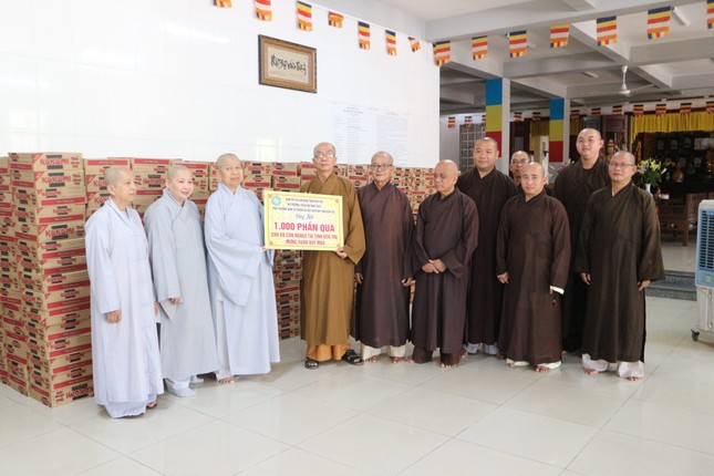 Ni sư Thích nữ Như Diệu trao 1.000 quần quà đến Hòa thượng Thích Nhựt Tấn Ni sư Thích nữ Như Diệu trao 1.000 quần quà đến Hòa thượng Thích Nhựt Tấn