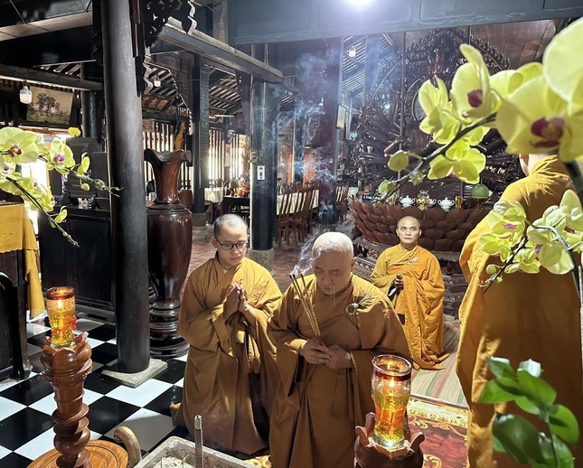 Hòa thượng Thích Huệ Thông niêm hương tưởng niệm Trưởng lão Hòa thượng Thích Từ Văn, trụ trì thứ sáu của tổ đình Hội Khánh Hòa thượng Thích Huệ Thông niêm hương tưởng niệm Trưởng lão Hòa thượng Thích Từ Văn, trụ trì thứ sáu của tổ đình Hội Khánh