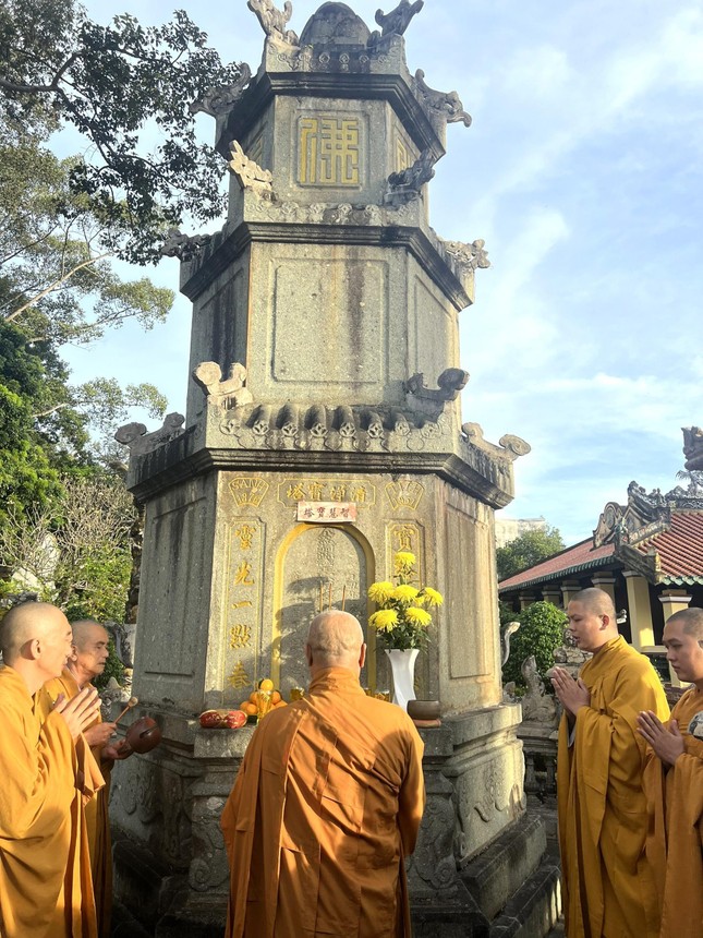 Tưởng niệm tại bảo tháp trong khuôn viên tổ đình Hội Khánh Tưởng niệm tại bảo tháp trong khuôn viên tổ đình Hội Khánh