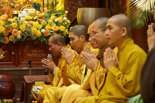 Tung kinh cầu nguyện cho công trình sớm hoàn thành Tung kinh cầu nguyện cho công trình sớm hoàn thành