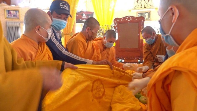 Môn đồ pháp quyến cung thỉnh nhục thân Ni trưởng nhập kim quan Môn đồ pháp quyến cung thỉnh nhục thân Ni trưởng nhập kim quan