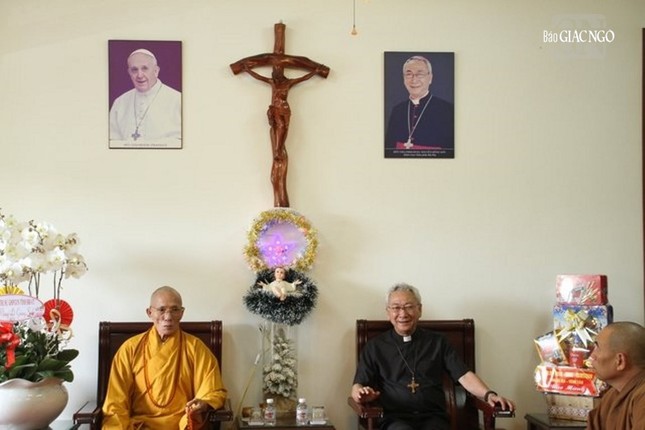 Hòa thượng Thích Huệ Trí trao đổi thân mật với Giám mục Emmanuel Nguyễn Hồng Sơn Hòa thượng Thích Huệ Trí trao đổi thân mật với Giám mục Emmanuel Nguyễn Hồng Sơn