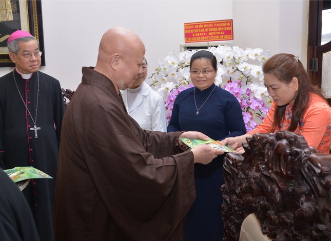 Hòa thượng Trưởng ban Trị sự trao tặng báo Giác Ngộ Hòa thượng Trưởng ban Trị sự trao tặng báo Giác Ngộ