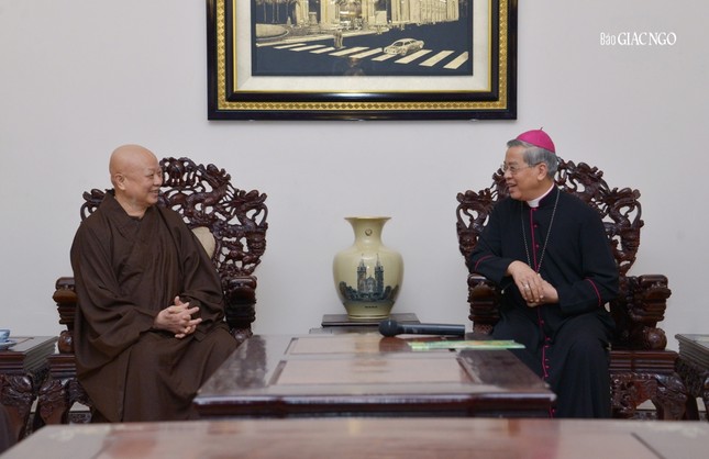 Hòa thượng Trưởng ban Trị sự Phật giáo TP.HCM và ngài Tổng Giám mục chia sẻ thân mật tại buổi gặp, chúc mừng Giáng sinh 2022 Hòa thượng Trưởng ban Trị sự Phật giáo TP.HCM và ngài Tổng Giám mục chia sẻ thân mật tại buổi gặp, chúc mừng Giáng sinh 2022