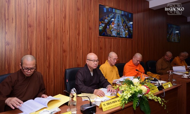 Đại biểu nghiên cứu các văn bản tại phiên họp Đại biểu nghiên cứu các văn bản tại phiên họp