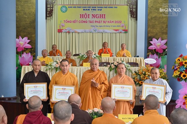 Chư tôn đức Tăng Ni nhận Bằng tuyên dương công đức