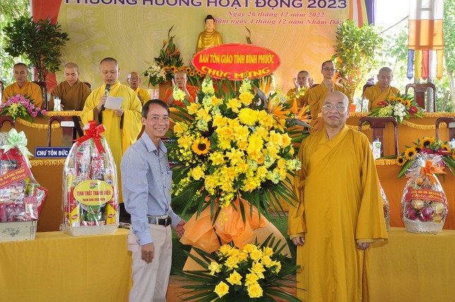Đại diện Ban Tôn giáo tỉnh Bình Phước tặng hoa chúc mừng Đại diện Ban Tôn giáo tỉnh Bình Phước tặng hoa chúc mừng