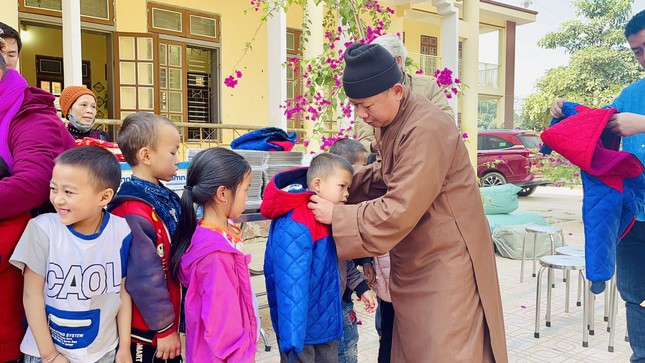 Tặng áo ấm cho học sinh vùng cao Tây Bắc