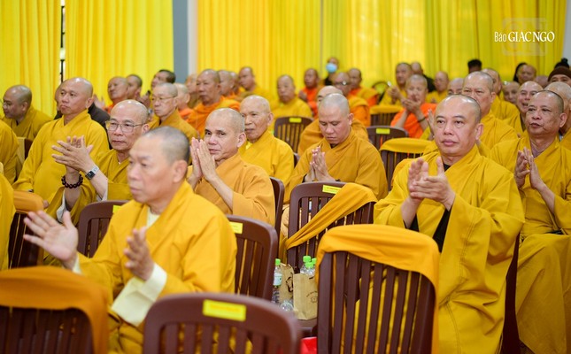 Đại biểu biểu quyết tại hội nghị