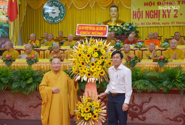 Đại diện Cục An ninh nội bộ - Bộ Công an tặng hoa chúc mừng