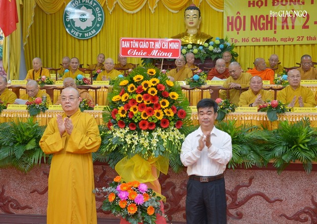Ông Nguyễn Văn Lượng, Phó Trưởng ban Tôn giáo TP.HCM tặng hoa chúc mừng