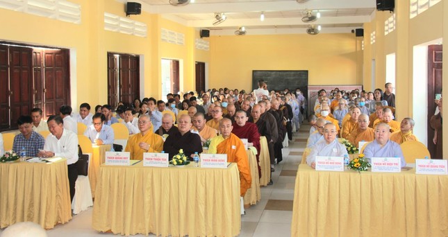 Chư tôn đức Tăng Ni, đại diện lãnh đạo các cấp tham dự hội nghị