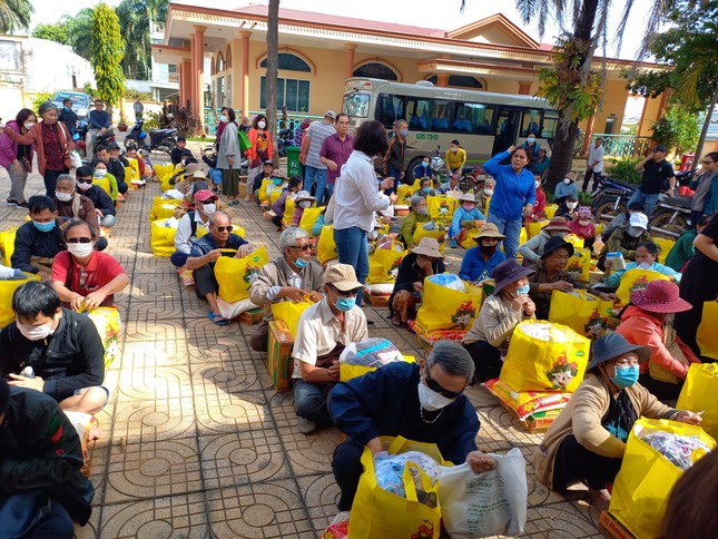 Trao quà hỗ trợ người mù đón Tết Quý Mão - Ảnh: CTV Trao quà hỗ trợ người mù đón Tết Quý Mão - Ảnh: CTV
